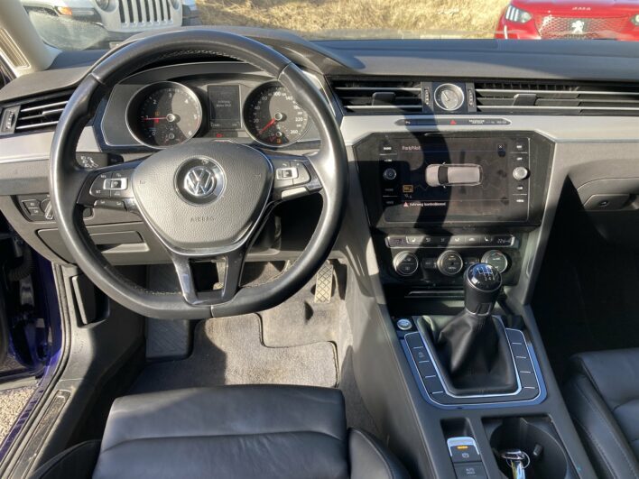 VW Passat voll